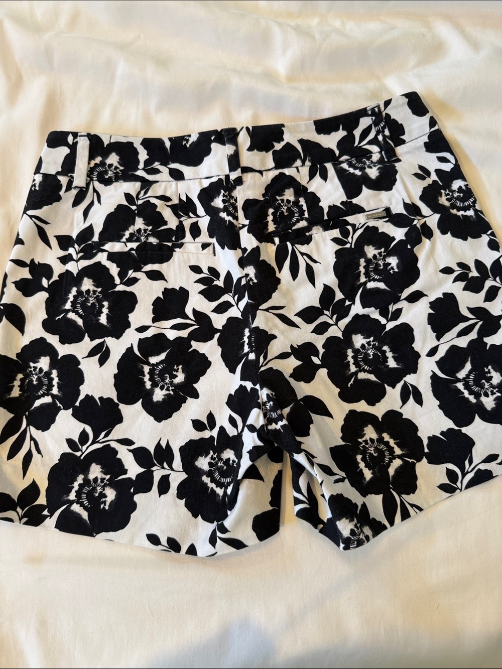 White House Black Market Black & White Floral  Shorts - Picture 5 of 6
